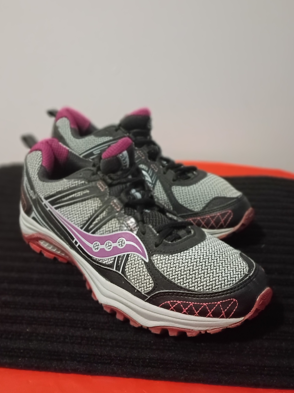 Saucony Women's Purple Gray & Pink Classic Running Shoes Sz 11